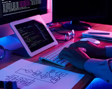 Людина пише код